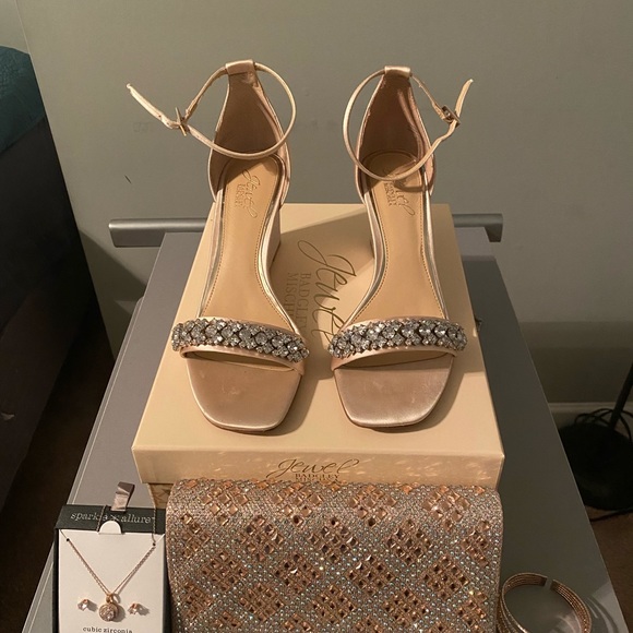 Elegant - Picture 2 of 4